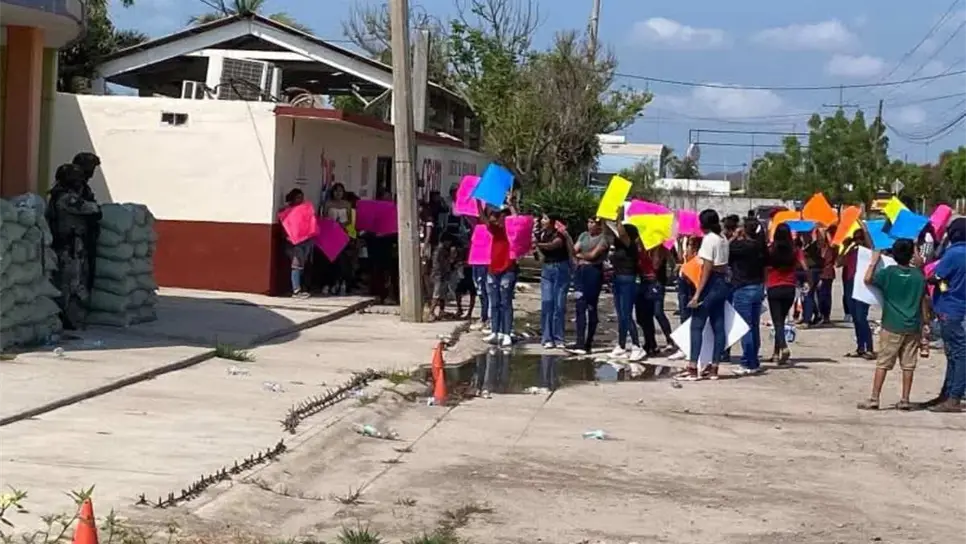 FOTO: Pobladores de la sierra de El Rosario protestan; exigen seguridad y fin a los abusos de autoridad por parte de militares 