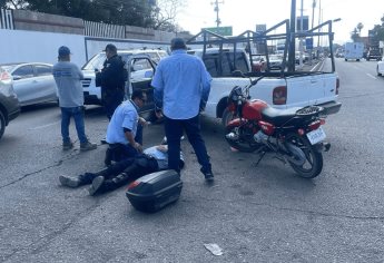 En Culiacán motociclista resulta herido al chocar con camioneta frente a la Policía Municipal