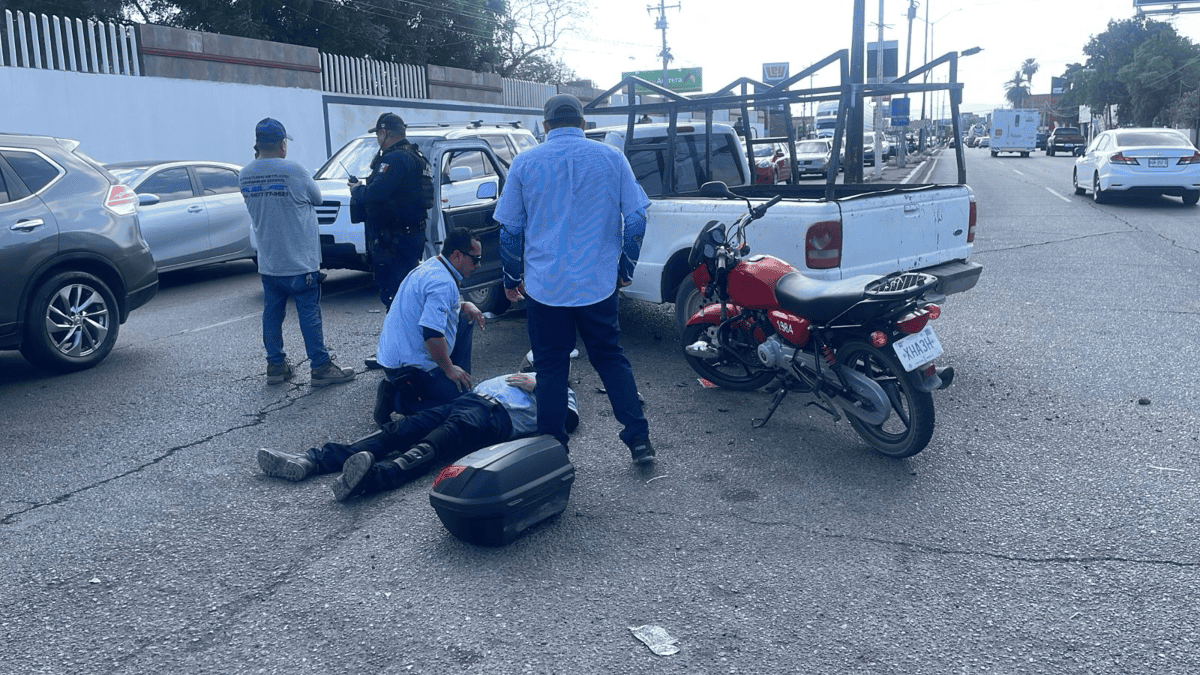 En Culiacán motociclista resulta herido al chocar con camioneta frente a la Policía Municipal