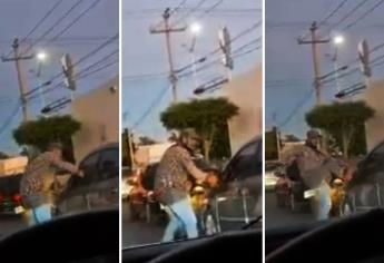 Motociclista agrede a pareja de abuelitos en su vehículo en Los Mochis
