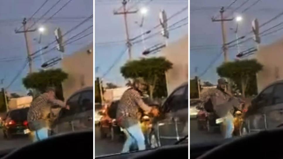 Motociclista agrede a pareja de abuelitos en su vehículo en Los Mochis Motociclista agrede a pareja de abuelitos en su vehículo en Los Mochis