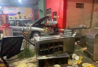 Vehículo se impacta contra una taquería en Mazatlán y deja varios heridos