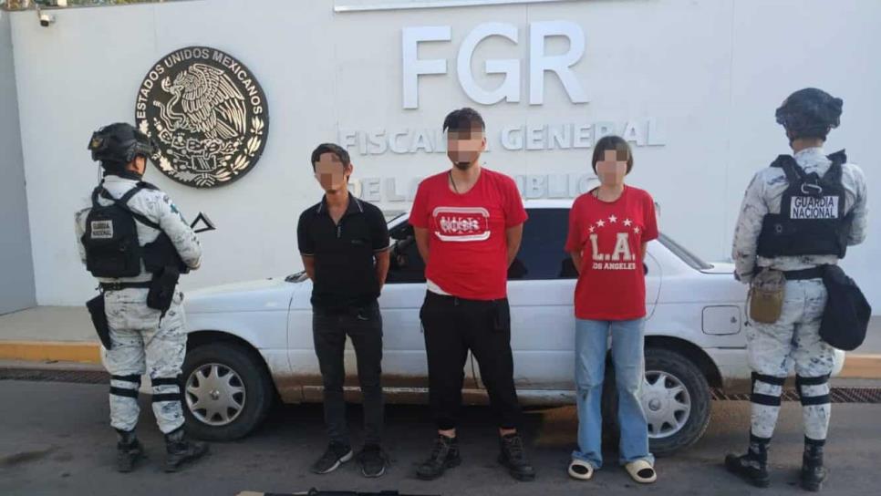 Detienen a dos hombres y una mujer con armas de fuego y en vehículo con reporte de robo en la colonia Rosario Uzarraga en Culiacán Detienen a dos hombres y una mujer con armas de fuego y en vehículo con reporte de robo en la colonia Rosario Uzarraga en Culiacán