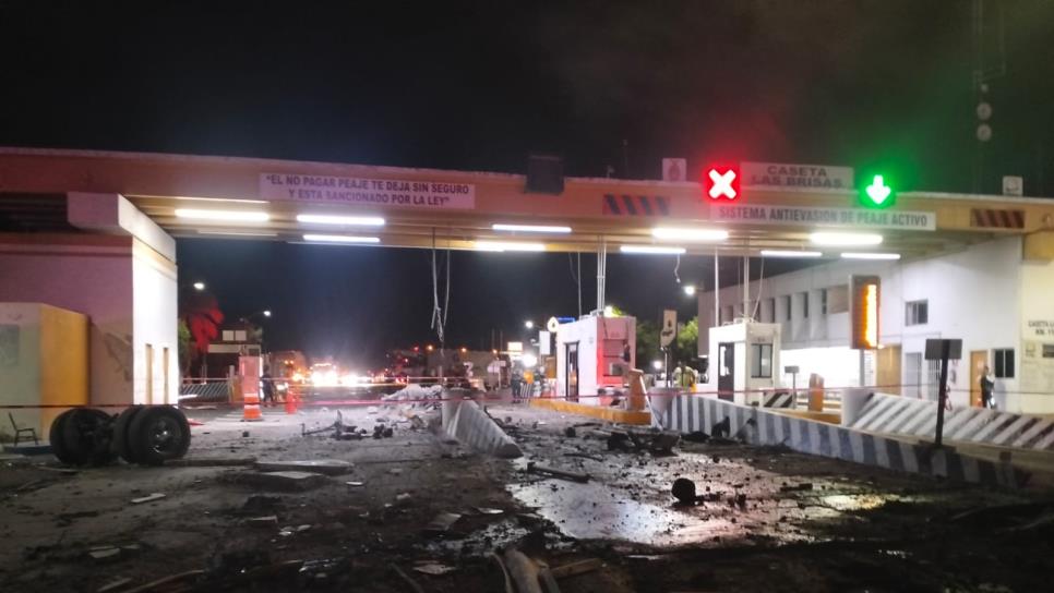 Tres muertos y largas filas deja fatal choque e incendio en la caseta de Alhuey, Angostura Tres muertos y largas filas deja fatal choque e incendio en la caseta de Alhuey, Angostura