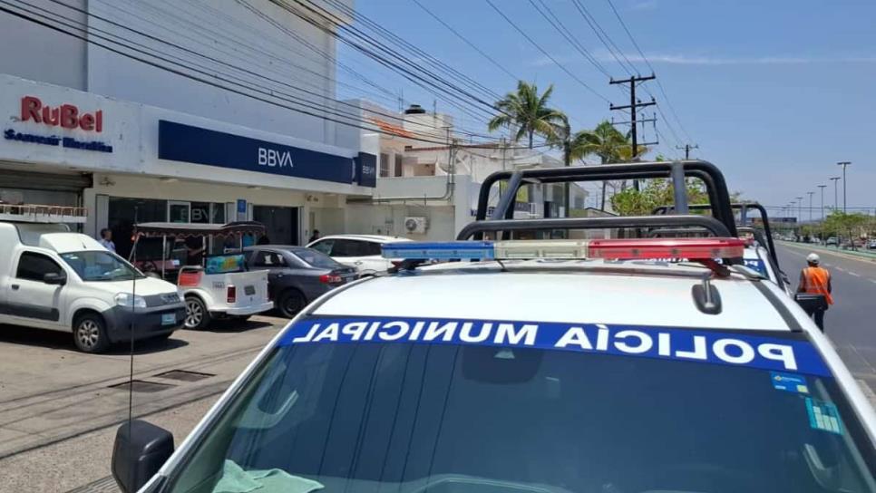 ¡Lo esperaban afuera! Asaltan a hombre tras cobrar 135 mil pesos en sucursal bancaria de la Pancho Villa en Mazatlán ¡Lo esperaban afuera! Asaltan a hombre tras cobrar 135 mil pesos en sucursal bancaria de la Pancho Villa en Mazatlán
