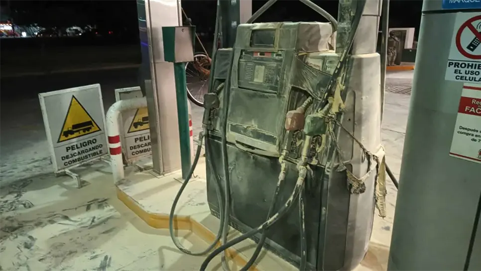La bomba de gasolina se incendió tras ser alcanzada por las balas. (FOTO: Ángel Beltrán).