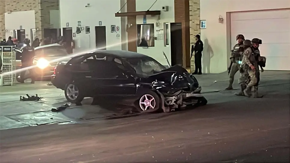 El cuerpo quedó al interior de este vehículo. (FOTO: Ángel Beltrán).
