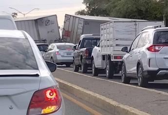 Tráiler varado provoca caos vial en la carretera Navolato-Culiacán