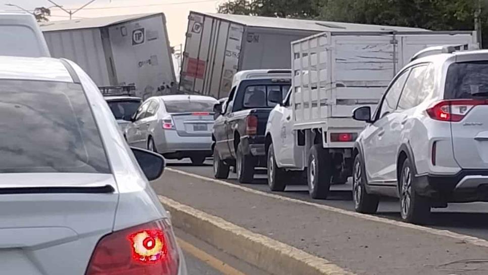 Tráiler varado provoca caos vial en la carretera Navolato-Culiacán Tráiler varado provoca caos vial en la carretera Navolato-Culiacán