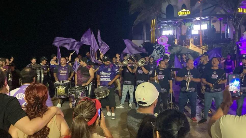 Desfile morado: aficionados y jugadores festejan el aniversario de Mazatlán FC Desfile morado: aficionados y jugadores festejan el aniversario de Mazatlán FC