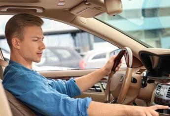 ¿Le bajas a la música para estacionar tu coche? Es por esta razón y debes saberlo