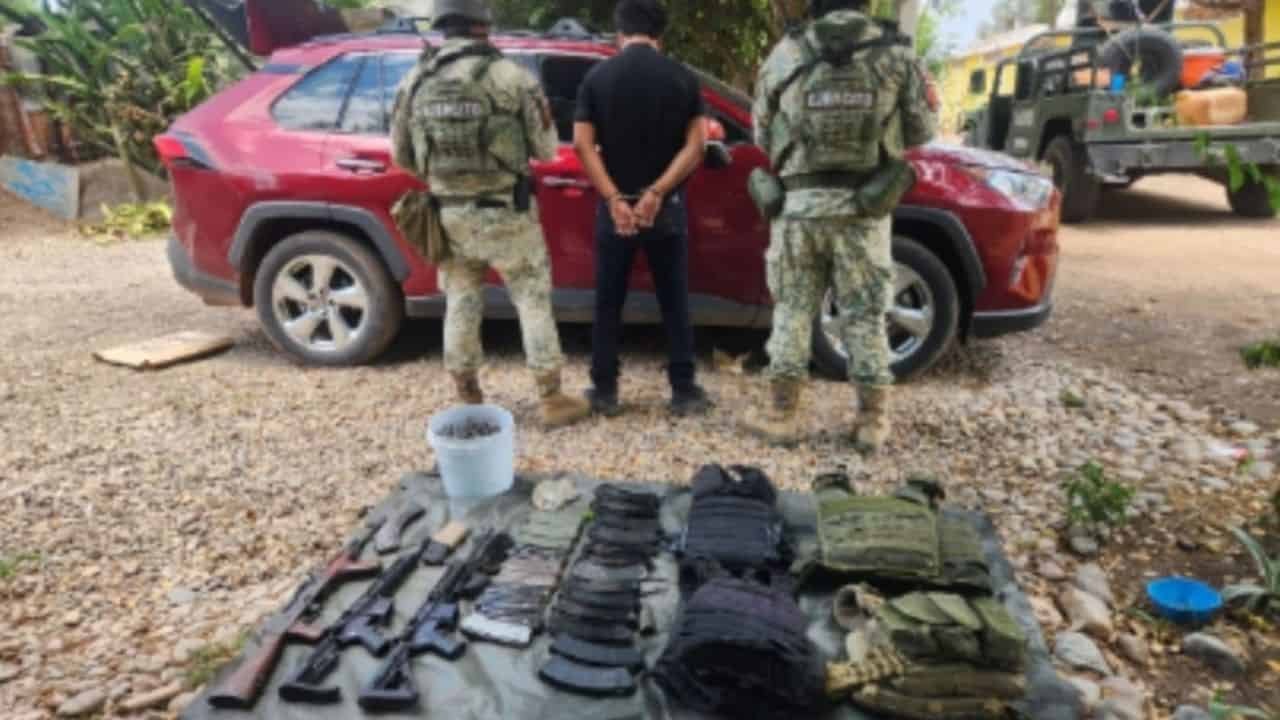 El civil, así como el vehículo y los demás objetos del delito, fueron asegurados y puestos a disposición del Ministerio Público Federal para que lleve a cabo las investigaciones correspondientes