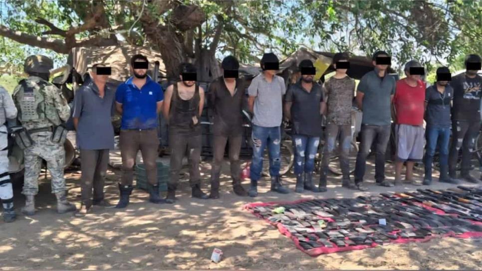 Militares detienen a 12 sicarios en Elota. Traían armamento y explosivos Militares detienen a 12 sicarios en Elota. Traían armamento y explosivos