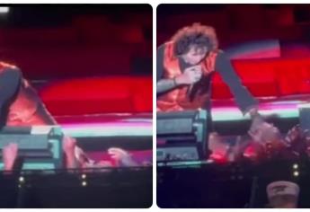 Enrique Bunbury arrebata teléfono a fa durante concierto en Querétaro