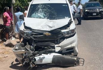 Motociclista choca en su moto contra una vagoneta y termina grave