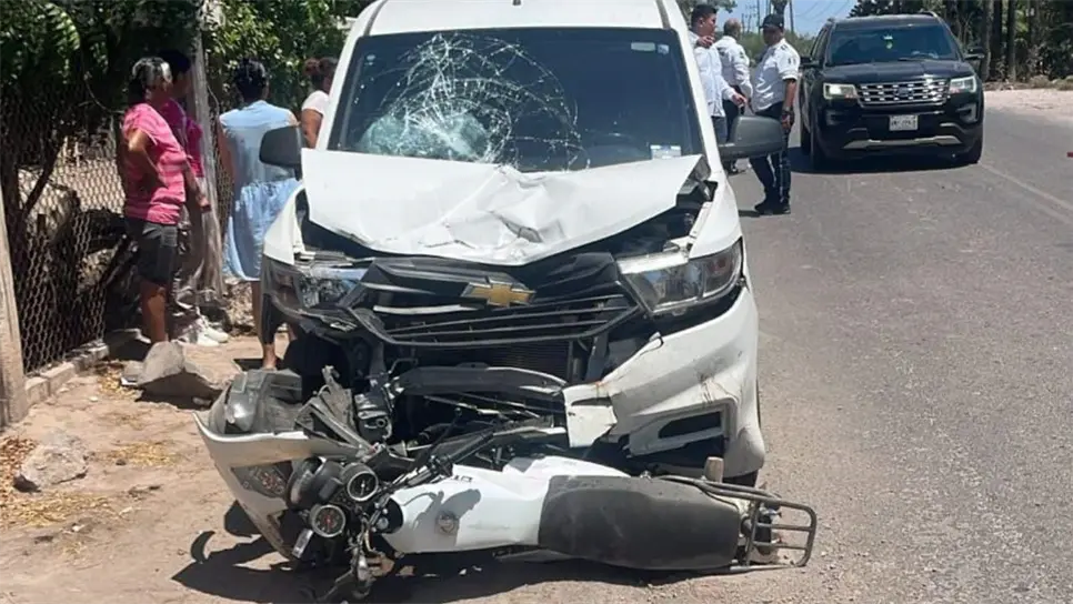 Paramédicos de Cruz Roja, arrobaron y les brindaron atención prehospitalaria a los dos ocupantes de la motocicleta