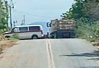 Bloquean carretera estatal hacia Matatán en El Rosario, por enfrentamientos de civiles