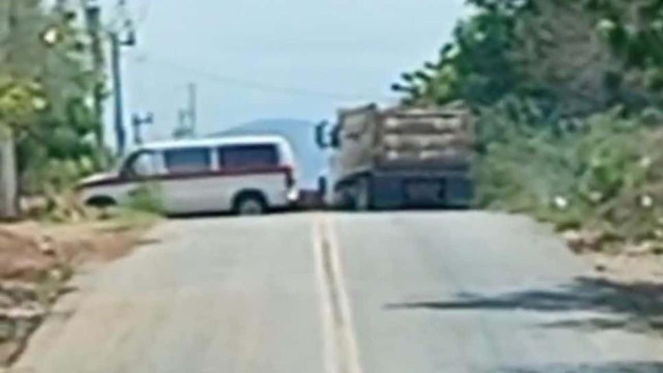 Bloquean carretera estatal hacia Matatán en El Rosario, por enfrentamientos de civiles Bloquean carretera estatal hacia Matatán en El Rosario, por enfrentamientos de civiles