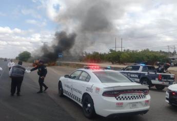 Se incendia camioneta en la México 15 y termina calcinada