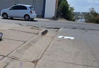 Dejan cuerpo envuelto con mensaje frente a Mariscos Cande en la colonia Francisco I. Madero, al sur de Culiacán