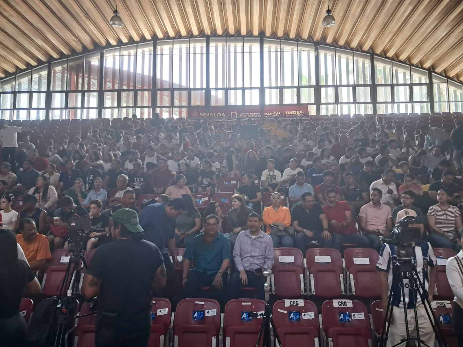 Decenas de culiacanenses asisten a la presentación oficial del debut de Marco Verde en Culiacán