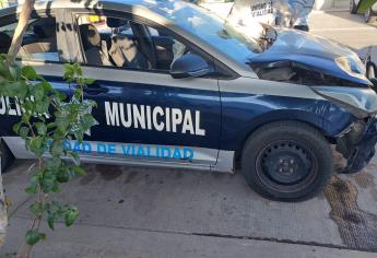 Abuelito se pasa un alto y choca contra agentes de Tránsito; deja tres lesionados