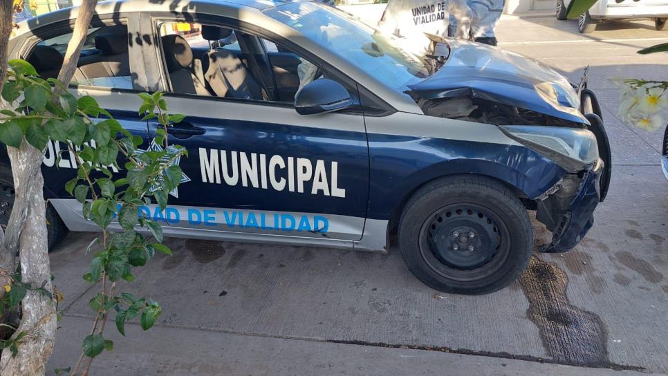 Abuelito se pasa un alto y choca contra agentes de Tránsito; deja tres lesionados Abuelito se pasa un alto y choca contra agentes de Tránsito; deja tres lesionados
