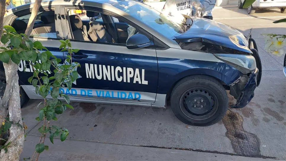 La patrulla resultó con daños en el cofre. (FOTO: Ernesto Torres).