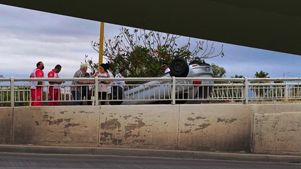 Auto compacto vuelca frente al Puente Negro de Culiacán y causa tráfico en la zona Auto compacto vuelca frente al Puente Negro de Culiacán y causa tráfico en la zona