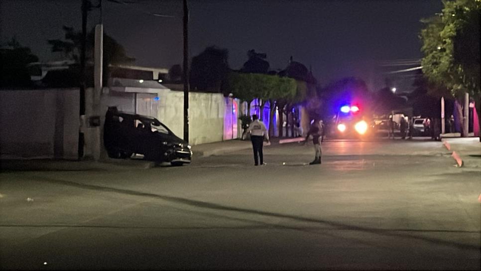 Atacan a balazos un vehículo en la colonia 21 de Marzo, en Culiacán Atacan a balazos un vehículo en la colonia 21 de Marzo, en Culiacán