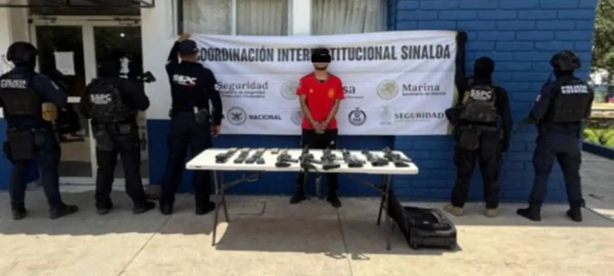 Marinos detienen en Mazatlán a un hombre con 6 armas largas, municiones y 7 vehículos robados