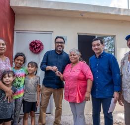 "Mi casa se quemó y ahora con esta nueva casita podemos vivir mejor" "Mi casa se quemó y ahora con esta nueva casita podemos vivir mejor"