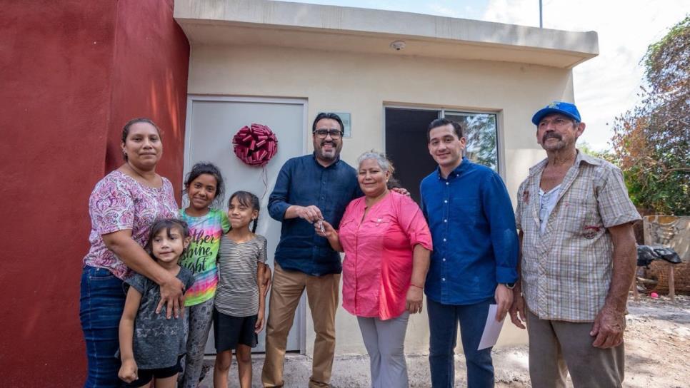 "Mi casa se quemó y ahora con esta nueva casita podemos vivir mejor" "Mi casa se quemó y ahora con esta nueva casita podemos vivir mejor"