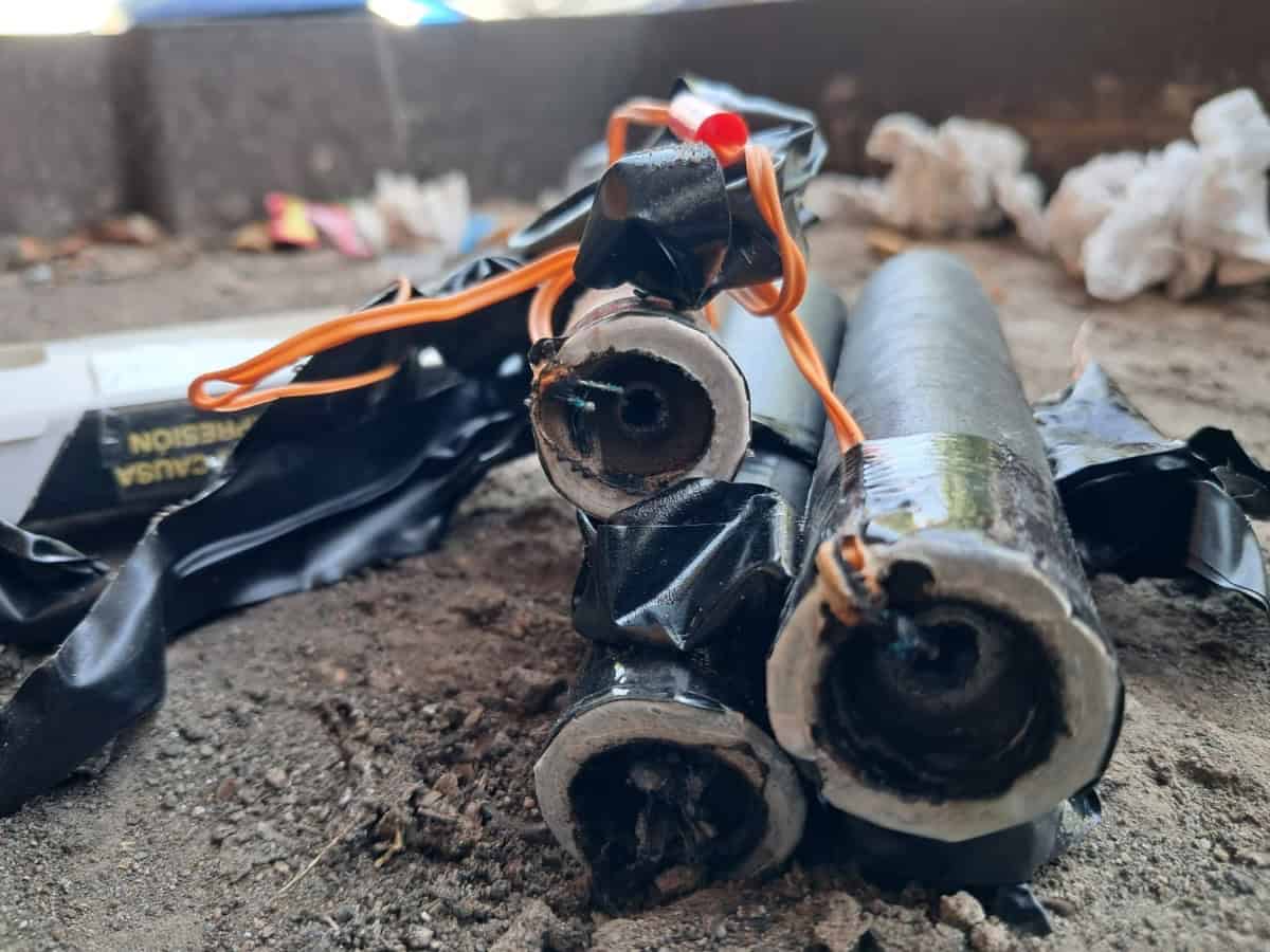 Les arrojan artefacto explosivo a Policía de Investigación en Culiacán; eran velas de revelación