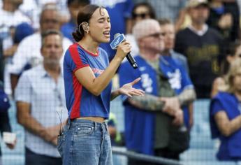 Cantante desafía a los Dodgers y canta el himno de EE.UU. en español como protesta