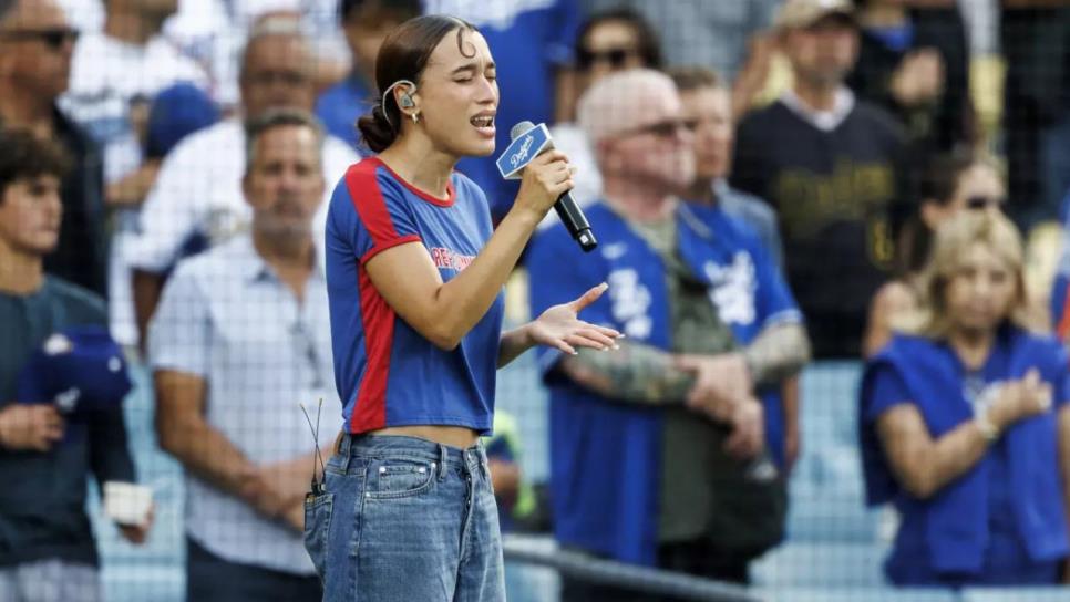 Cantante desafía a los Dodgers y canta el himno de EE.UU. en español como protesta Cantante desafía a los Dodgers y canta el himno de EE.UU. en español como protesta