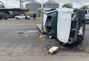 Vuelca camioneta tras chocar en la México 15 en Guasave