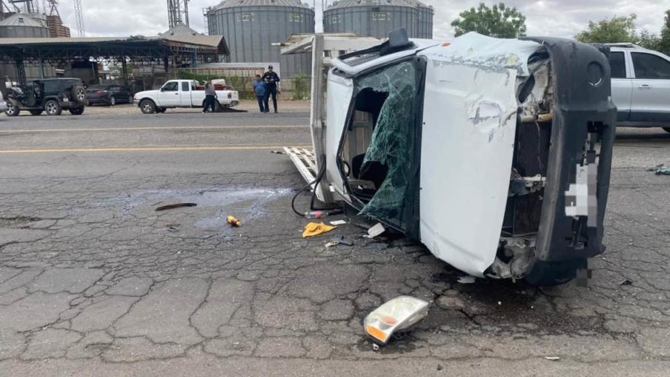 Vuelca camioneta tras chocar en la México 15 en Guasave Vuelca camioneta tras chocar en la México 15 en Guasave