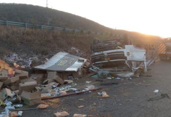 Dos hombres terminan prensados al volcar en los cerros de Barobampo, Ahome