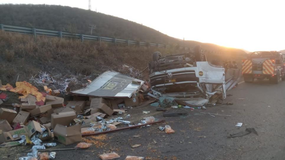 Dos hombres terminan prensados al volcar en los cerros de Barobampo, Ahome Dos hombres terminan prensados al volcar en los cerros de Barobampo, Ahome