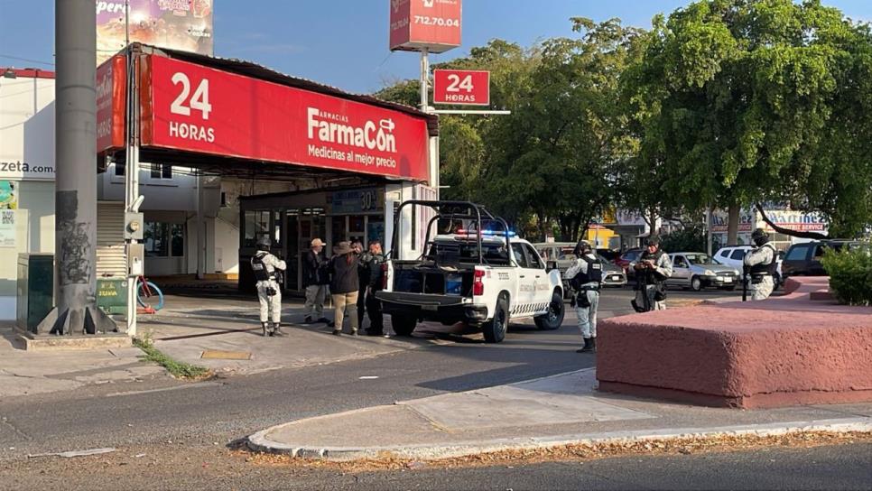 Limpia vidrios es asesinado a balazos en la entrada de una farmacia en la Colonia Las Quintas, en Culiacán Limpia vidrios es asesinado a balazos en la entrada de una farmacia en la Colonia Las Quintas, en Culiacán