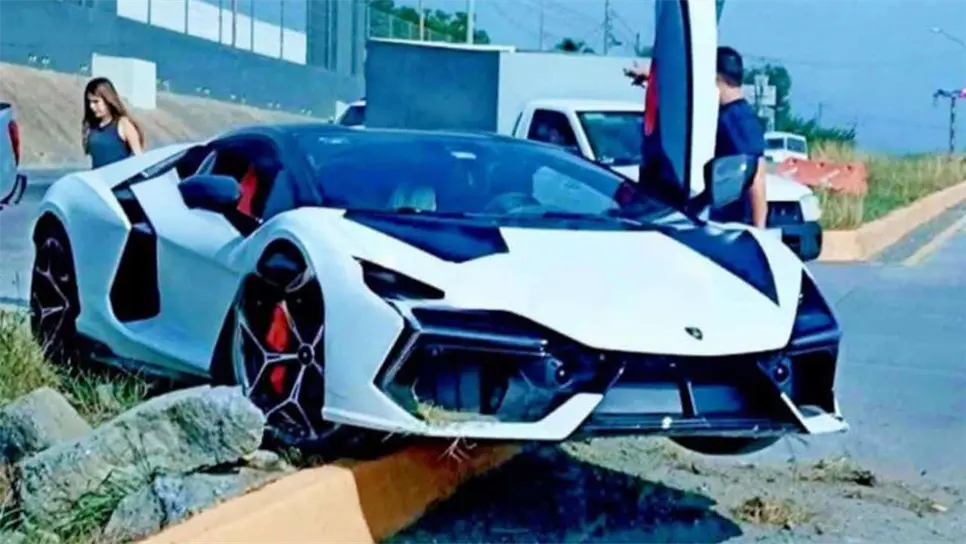 El conductor del Lamborghini Revuelto conducía su unidad si se tratase de la Fórmula 1, pero este perdió el control y se impactó de lleno causando serios daños a la carrocería
