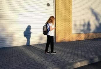 ¿Qué significa caminar con la cabeza agachada, según la psicología?