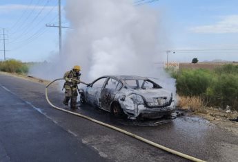 Vehículo termina calcinado en la carretera México 15