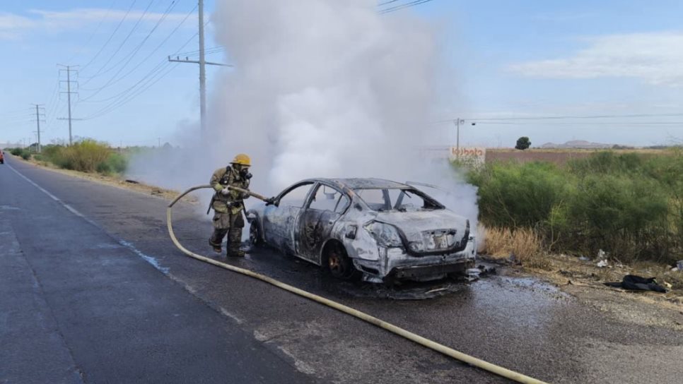 Vehículo termina calcinado en la carretera México 15 Vehículo termina calcinado en la carretera México 15