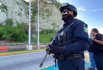 En Mazatlán detienen a dos hombres que se paseaban sin casco, placas y en moto robada