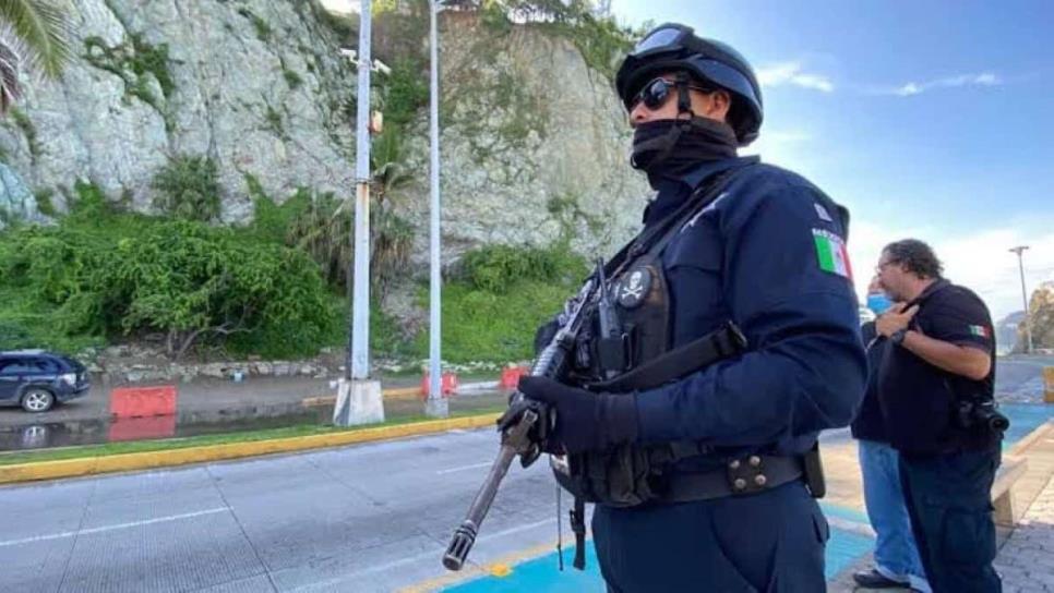En Mazatlán detienen a dos hombres que se paseaban sin casco, placas y en moto robada En Mazatlán detienen a dos hombres que se paseaban sin casco, placas y en moto robada
