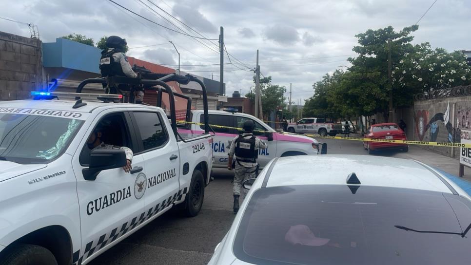 Matan a balazos a mujer frente a su hijo en Culiacán al llegar a una secundaria en Villa Bonita Matan a balazos a mujer frente a su hijo en Culiacán al llegar a una secundaria en Villa Bonita
