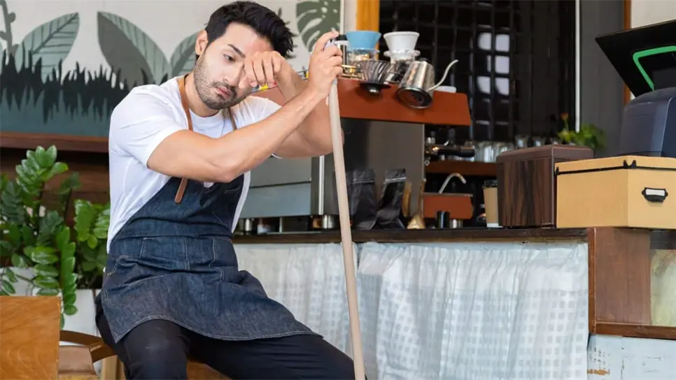 De acuerdo con el artículo 132, las empresas o negocios deberán disponer de un número considerable de sillas con respaldos para todos los trabajadores y realizar sus labores en un ambiente cómodo y seguro