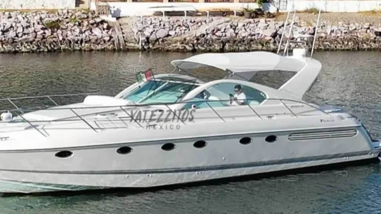 El paseo en yate para las 15 personas cuenta con tres cómodos camarotes, cuenta con una cocina para preparar los alimentos, sale interior, cuenta con una bocina para escuchar las mejores canciones, juguetes acuáticos y baños